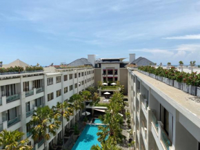 Stylish 2 Bedroom Penthouse Apt, Newly Refreshed, 50 Mbps, Pool, Gym, Resto